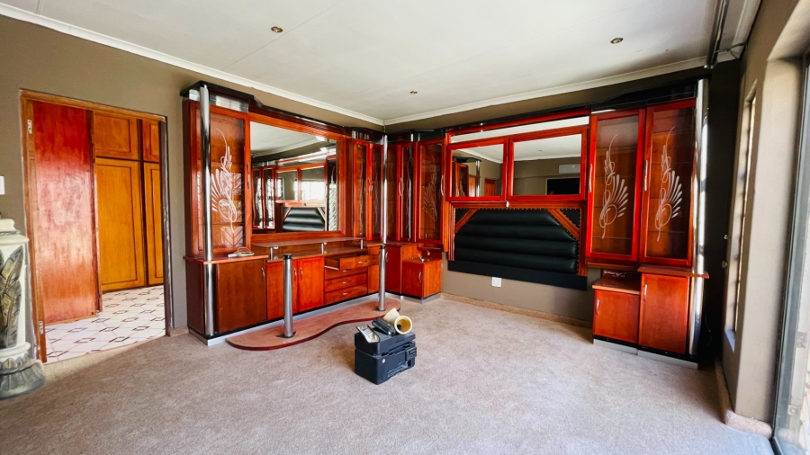 5 Bedroom Property for Sale in Van Der Hoff Park North West
